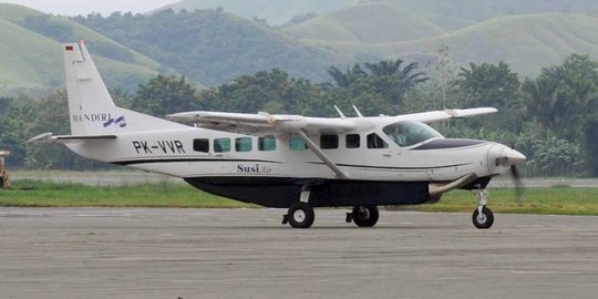 Susi Air charter plane for surf trip
